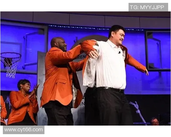 姚明亲临上海观赛现场与球迷互动共庆篮球盛事