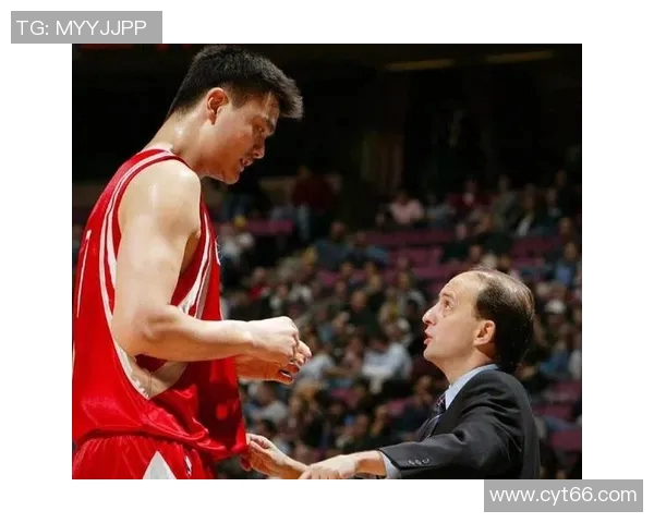 姚明在赛场上的精彩瞬间与生活中的温暖瞬间合集图片欣赏